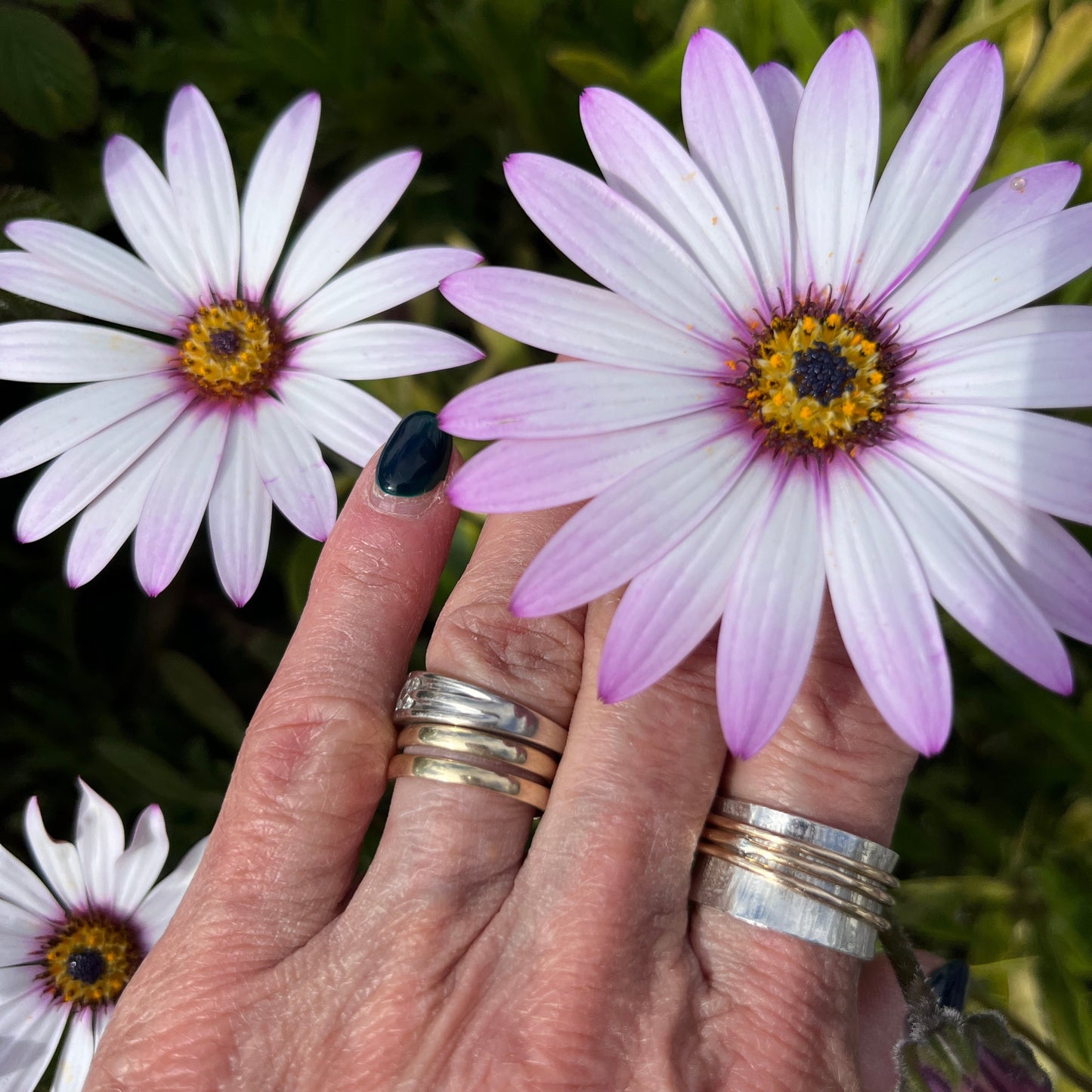 picture of spinner rings with daisy flower