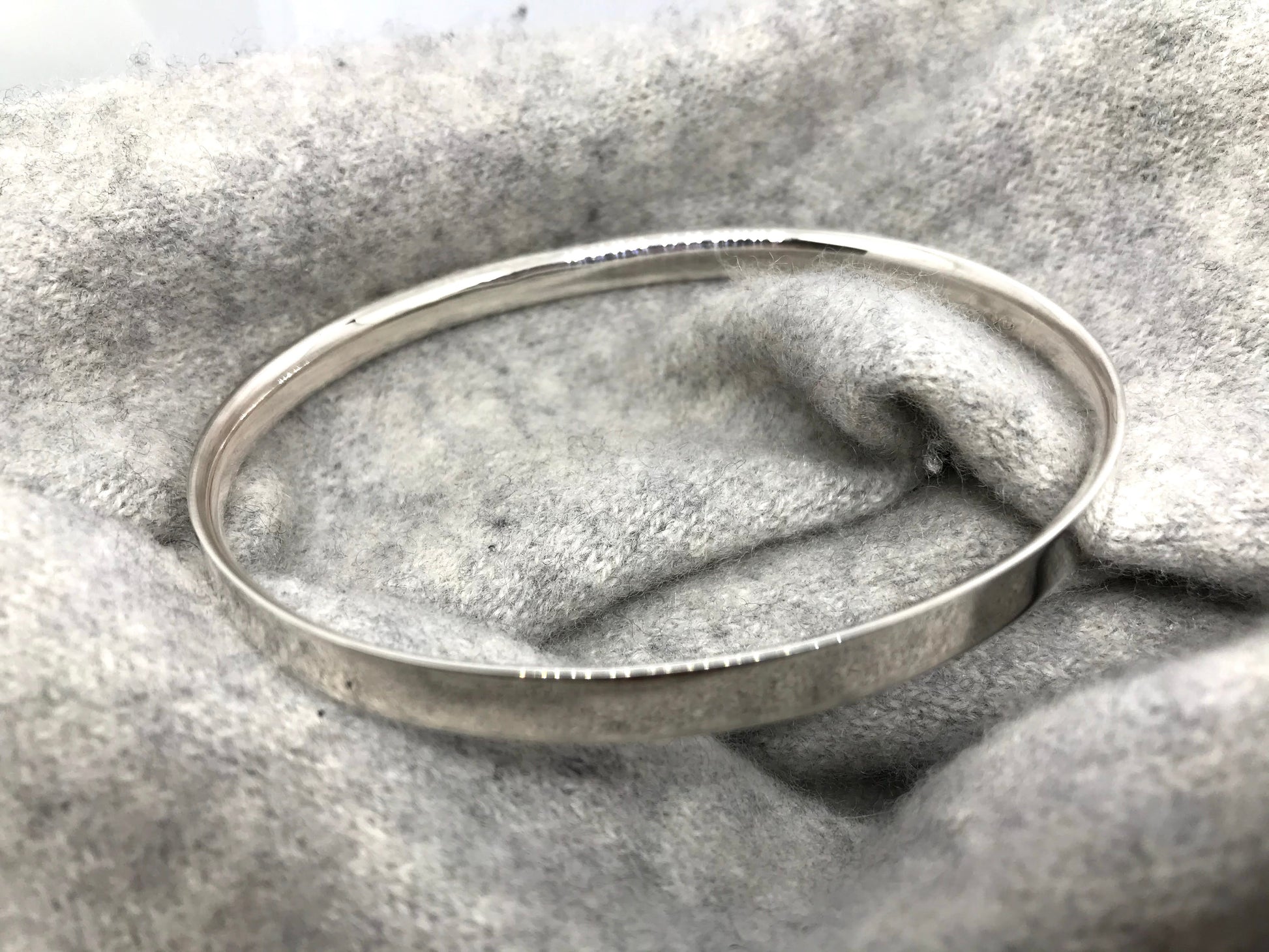 sh on the outside for a contemporary lookThis is a solid sterling silver 6mm D-wire bangle. Soft comfort fit on the inside, shiny mirror fini