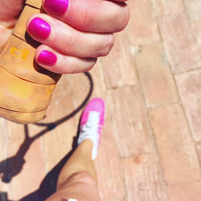 tennis player with pink nails and pink shoes